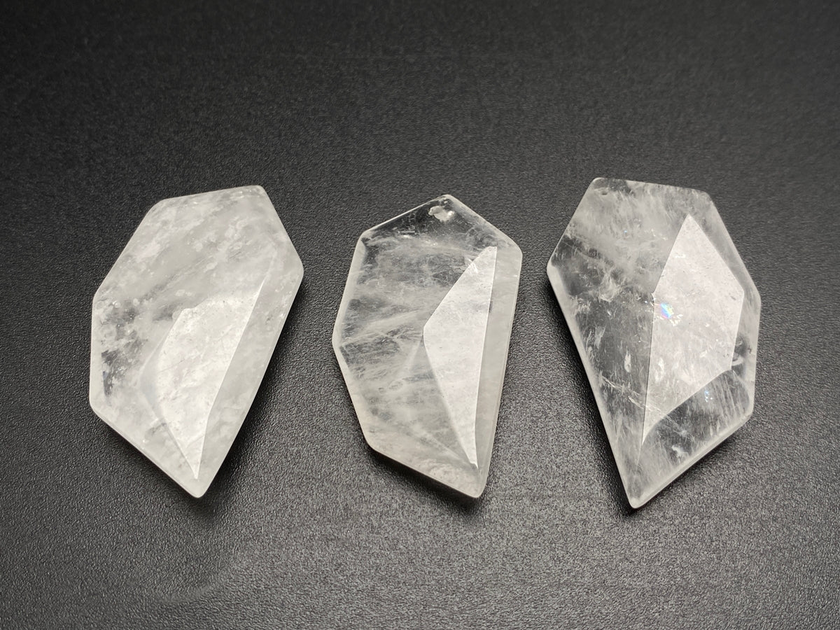 ᐡˊﻌˋᐡ Shungite Geometric Pendant + Chain – BODA SKINS