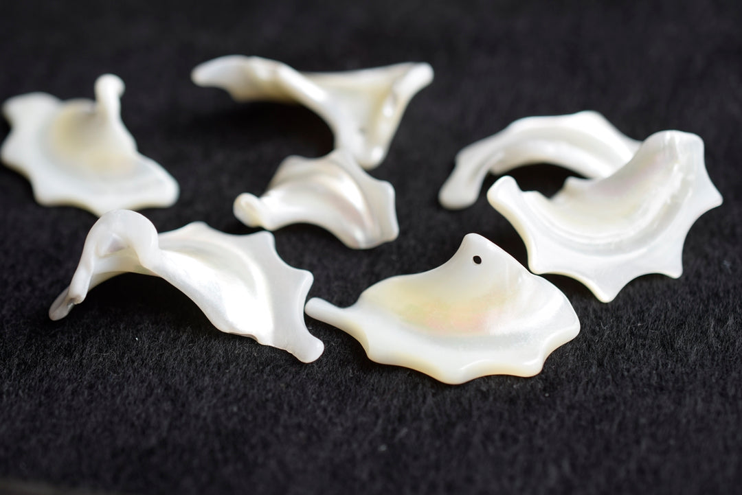 20pcs 25~40mmx15~22mm White MOP/shell nugget flake beads