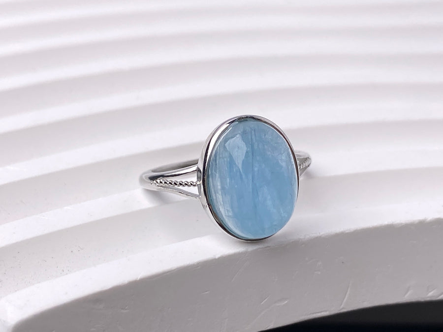oval Aquamarine ring