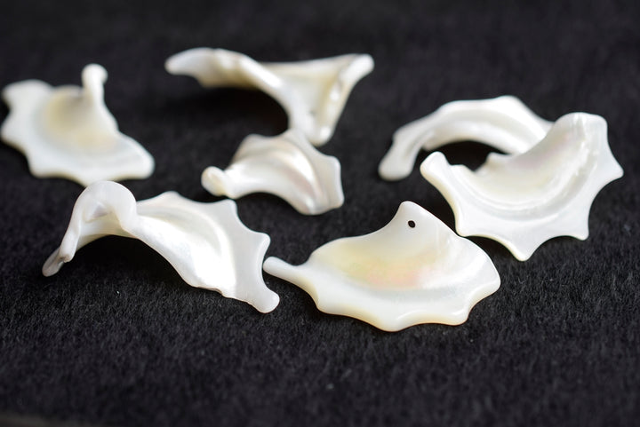 20pcs 25~40mmx15~22mm White MOP/shell nugget flake beads